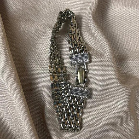 Vintage ART Signed Silver Tone Mesh Bangle Bracelet Fold-Over Clasp A17 - Picture 5 of 9